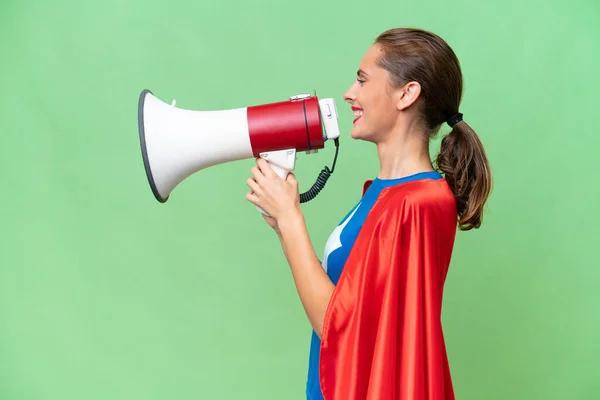 Super Hero Kaukasische Frau Über Isolierten Hintergrund Schreit Durch Ein — Stockfoto