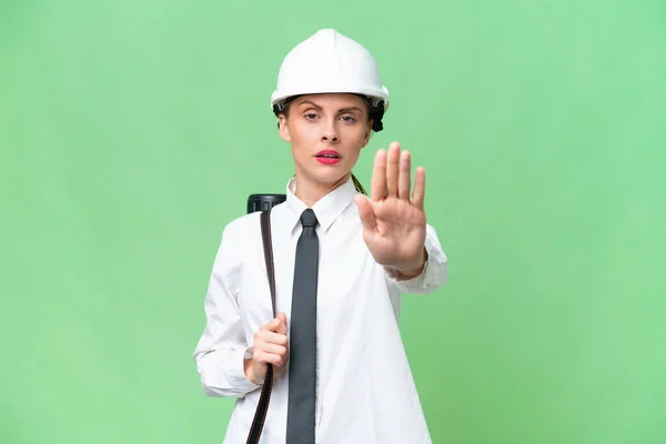 Junge Architektin Mit Helm Und Bauplänen Vor Isoliertem Hintergrund Macht — Stockfoto