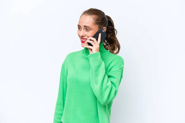 Młoda Kaukaska Kobieta Odizolowana Białym Tle Prowadzenie Rozmowy Telefon Komórkowy — Zdjęcie stockowe