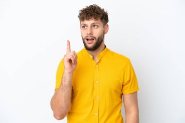 Beyaz arka planda izole edilmiş beyaz, yakışıklı beyaz bir adam bir fikir düşünüyor.