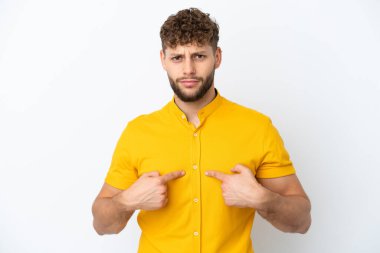 Beyaz arka planda izole edilmiş yakışıklı beyaz adam kendini işaret ediyor.