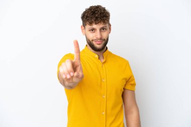 Beyaz arka planda izole edilmiş yakışıklı beyaz adam parmağını kaldırıyor ve gösteriyor.