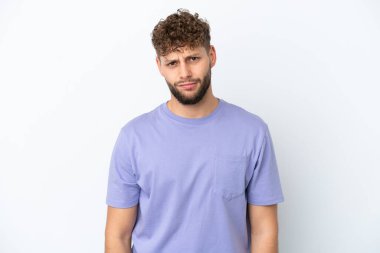 Beyaz arka planda üzgün bir ifadeyle soyutlanmış yakışıklı beyaz bir adam.