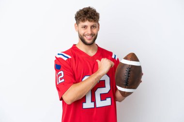 Beyaz arka planda ragbi oynayan beyaz, gururlu ve kendini beğenmiş genç bir adam.