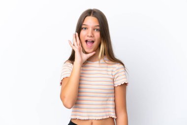 Beyaz arka planda izole edilmiş beyaz bir kız. Şaşırmış ve şok olmuş bir yüz ifadesi var.