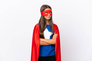 Beyaz arka planda izole edilmiş, kolları bağlı, süper kahraman kostümlü beyaz bir kız.