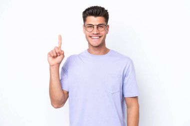 Beyaz arka planda izole edilmiş genç beyaz adam harika bir fikre işaret ediyor