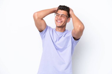 Beyaz arka planda izole edilmiş genç beyaz adam gülüyor.