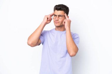 Beyaz arka planda soyutlanmış genç beyaz bir adamın şüpheleri ve düşünceleri var.