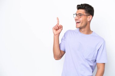 Beyaz arka planda izole edilmiş genç beyaz bir adam çözümü bulmak için parmağını kaldırıyor.