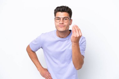 Beyaz arka planda izole edilmiş genç beyaz adam İtalyan jestleri yapıyor.