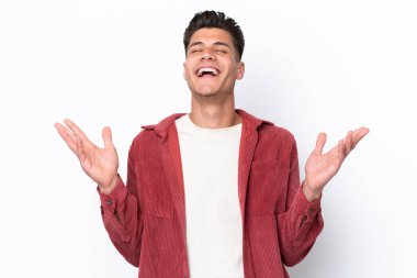 Beyaz arka planda izole edilmiş genç beyaz adam çok gülümsüyor.