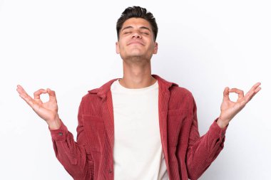 Beyaz arka planda Zen pozisyonunda beyaz tenli genç bir adam