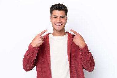 Beyaz arka planda izole edilmiş genç beyaz bir adam baş parmak hareketi yapıyor.