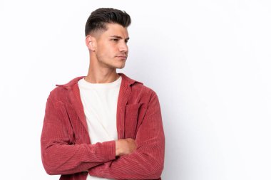 Beyaz arka planda izole genç beyaz adam kollarını çapraz tutmak