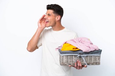 Beyaz arka planda izole edilmiş çamaşır sepeti tutan beyaz bir adam ağzı açık bağırıyor.