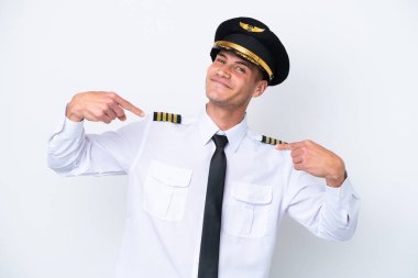 Kafkasyalı uçak pilotu beyaz arka planda kendini beğenmiş ve gururlu.