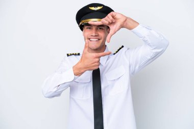 Kafkasyalı uçak pilotu beyaz arka planda izole edilmiş, odaklanan yüz. Çerçeve sembolü