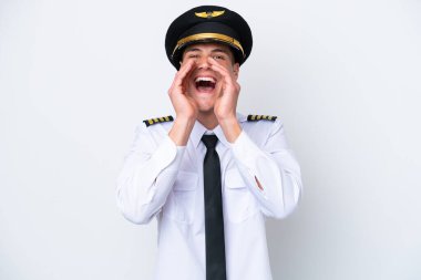 Kafkasyalı pilot beyaz arka planda izole edilmiş bağırıyor ve bir şey duyuruyor.