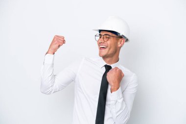 Kasklı ve elinde planları olan beyaz arka planda zaferi kutlayan genç bir mimar.