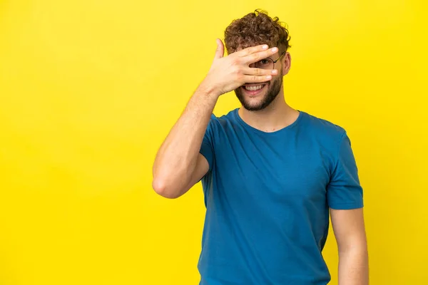 Jonge Knappe Blanke Man Geïsoleerd Gele Achtergrond Bedekken Ogen Door — Stockfoto