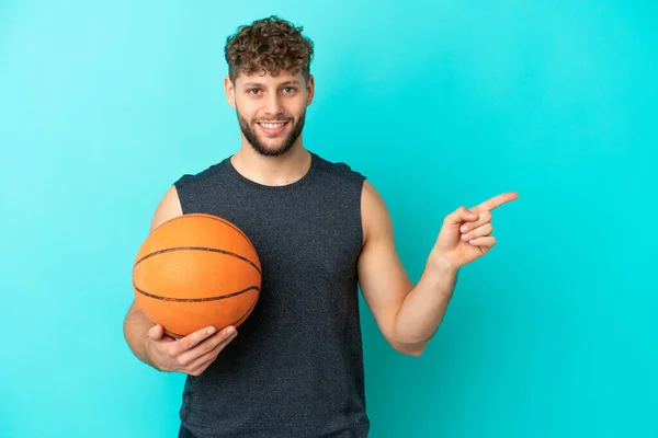 Pemuda Tampan Bermain Basket Terisolasi Latar Belakang Biru Menunjuk Jari — Stok Foto