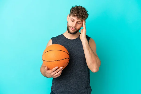 Pemuda Tampan Bermain Basket Terisolasi Latar Belakang Biru Dengan Sakit — Stok Foto