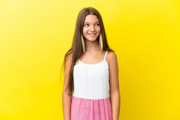 Little Caucasian Girl Isolated Yellow Background Thinking Idea While Looking — Fotografia de Stock