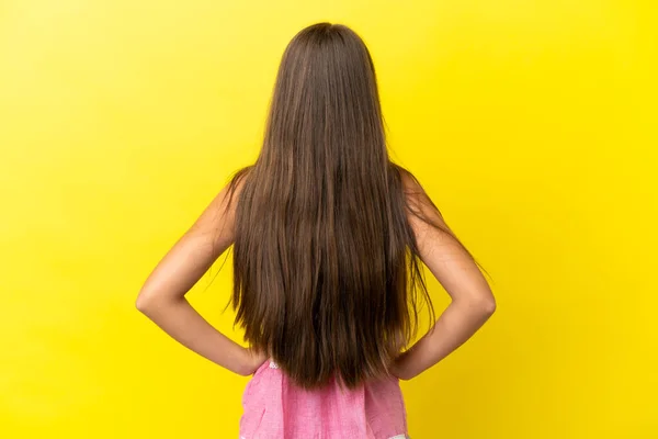 Kleines Kaukasisches Mädchen Isoliert Auf Gelbem Hintergrund Rückenlage — Stockfoto