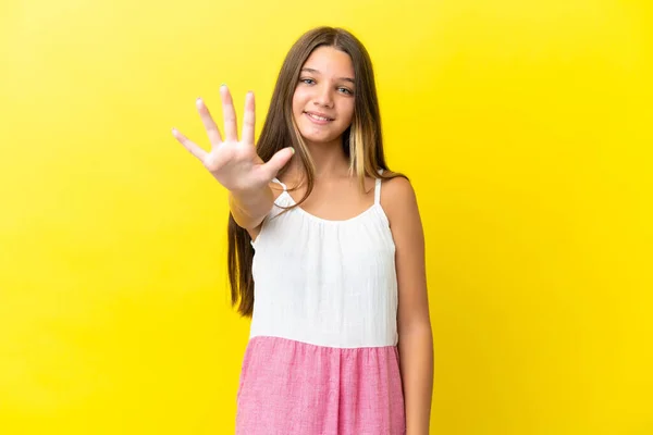 Niña Caucásica Aislada Sobre Fondo Amarillo Contando Cinco Con Los — Foto de Stock