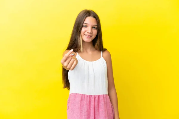 Pequena Menina Caucasiana Isolado Fundo Amarelo Fazendo Gesto Vindo — Fotografia de Stock