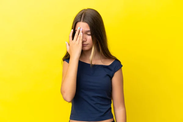 Menina Caucasiana Pouco Isolado Fundo Amarelo Com Dor Cabeça — Fotografia de Stock