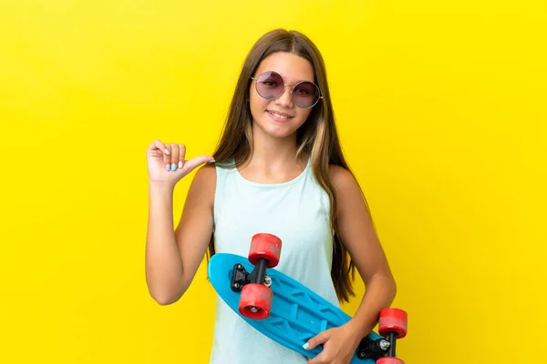 Pequena Menina Patinadora Caucasiana Isolada Fundo Amarelo Com Skate Com — Fotografia de Stock