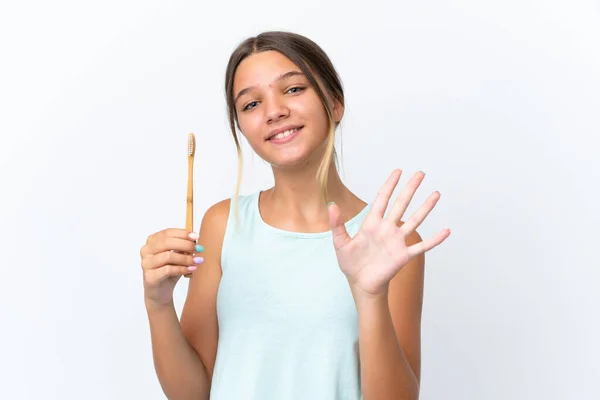 Niña Caucásica Sosteniendo Cepillo Dientes Aislado Sobre Fondo Blanco Saludando —  Fotos de Stock