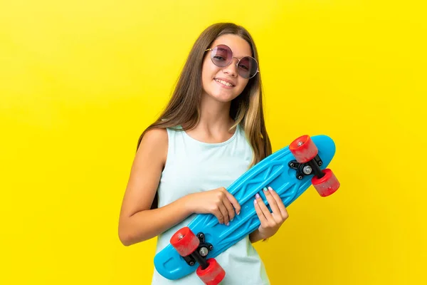 Pequena Menina Patinadora Caucasiana Isolada Fundo Amarelo Com Skate Com — Fotografia de Stock