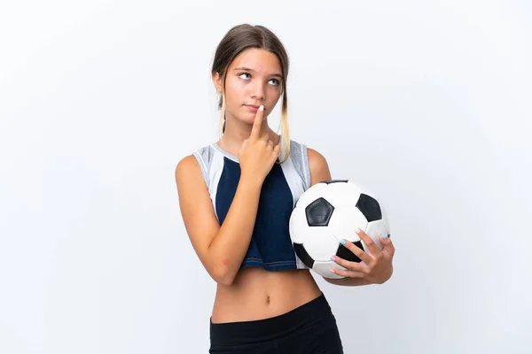 Pouco Caucasiano Menina Jogando Futebol Isolado Fundo Branco Ter Dúvidas — Fotografia de Stock