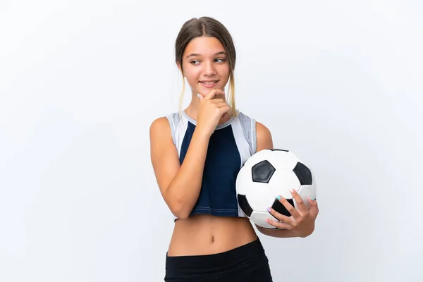 Liten Kaukasisk Flicka Spelar Fotboll Isolerad Vit Bakgrund Tittar Sidan — Stockfoto