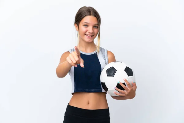 Malá Kavkazská Dívka Hraje Fotbal Izolované Bílém Pozadí Překvapen Ukazuje — Stock fotografie