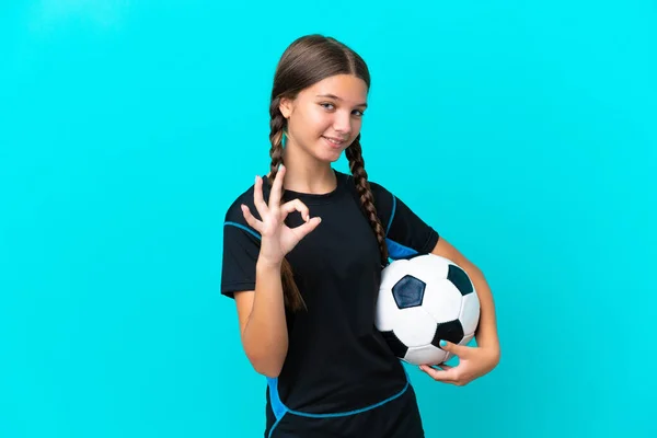 用足球和做 手势隔离在蓝色背景下的小高加索女孩 — 图库照片