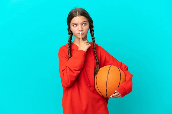 Little Caucasian Girl Playing Basketball Isolated Blue Background Having Doubts — Foto Stock