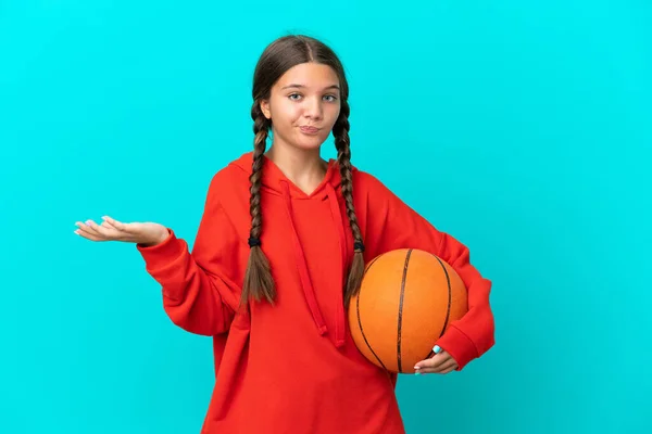 在蓝色背景下打篮球的白人小女孩举手表决时感到疑惑 — 图库照片