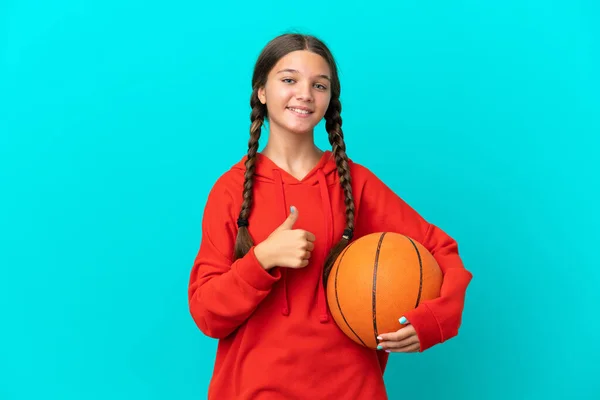 Piccola Ragazza Caucasica Che Gioca Basket Isolato Sfondo Blu Dando — Foto Stock