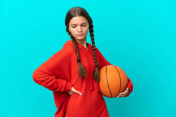 Gadis Kaukasia Kecil Yang Bermain Basket Terisolasi Latar Belakang Biru — Stok Foto