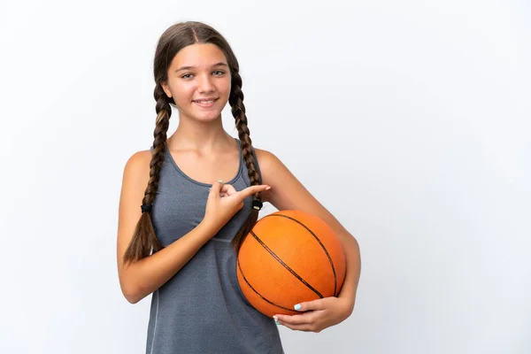 Mały Kaukaski Dziewczyna Odizolowany Biały Tło Gra Koszykówkę Wskazując Boczny — Zdjęcie stockowe