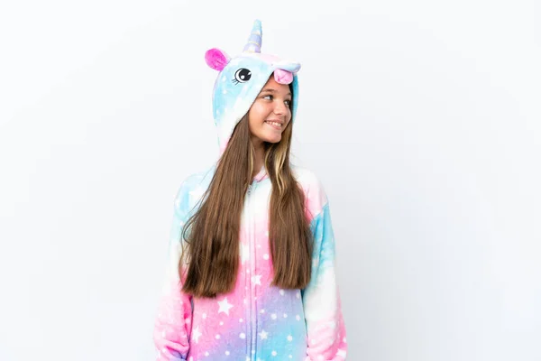 Pequeña Chica Caucásica Con Pijama Unicornio Aislado Sobre Fondo Blanco — Foto de Stock