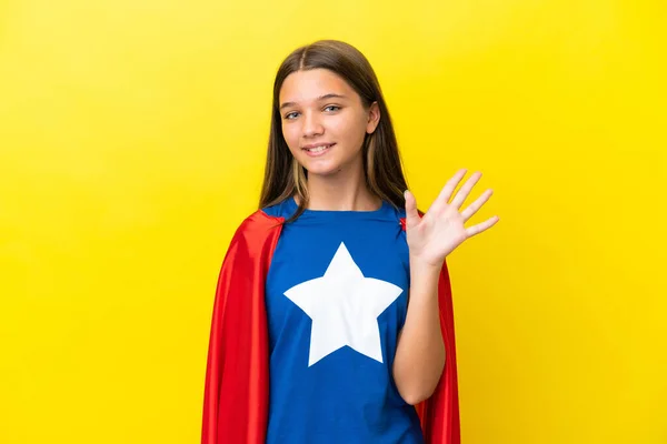 Kleines Kaukasisches Superheldenmädchen Auf Gelbem Hintergrund Das Mit Fröhlichem Gesichtsausdruck — Stockfoto