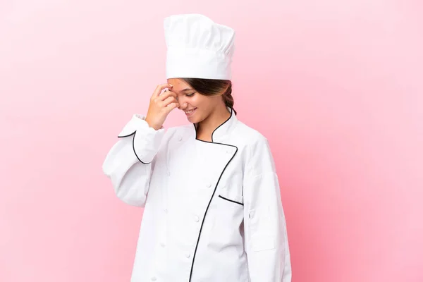 Piccola Ragazza Chef Caucasico Isolato Sfondo Rosa Ridere — Foto Stock