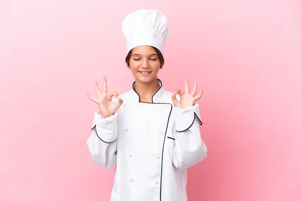 Pouco Menina Chef Caucasiano Isolado Fundo Rosa Pose Zen — Fotografia de Stock