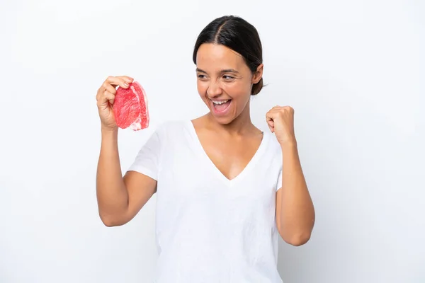 Ung Latinamerikansk Kvinna Håller Bit Kött Isolerad Vit Bakgrund Firar — Stockfoto