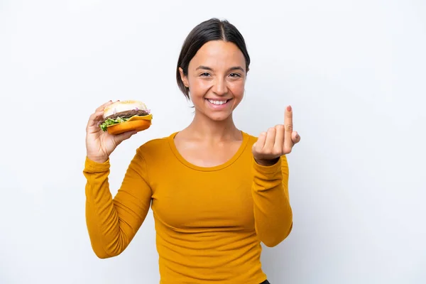 Młoda Latynoska Kobieta Trzyma Hamburgera Białym Tle Robiąc Nadchodzący Gest — Zdjęcie stockowe